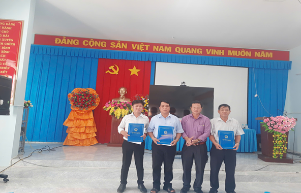 Ủy ban nhân dân xã Bình Phú trao Quyết định về công tác cán bộ