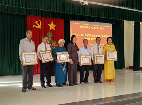 TRAO HUY HIỆU ĐẢNG CHO ĐẢNG VIÊN