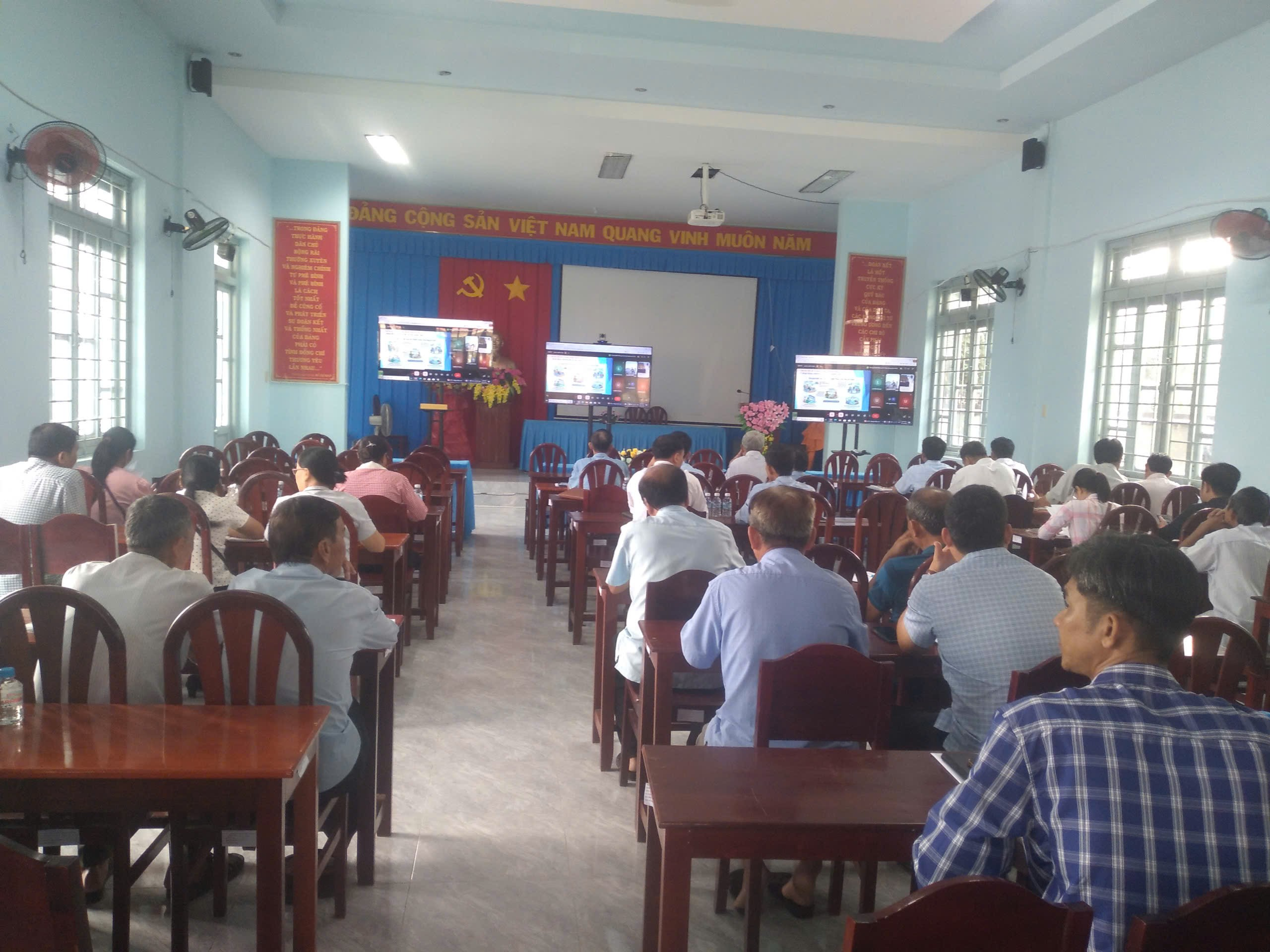 BÌNH PHÚ TẬP HUẤN KỸ NĂNG CHUYỂN ĐỔI SỐ
VÀ KHAI THÁC DỮ LIỆU CHO LỰC LƯỢNG NÒNG CỐT TẠI CÁC ẤP
