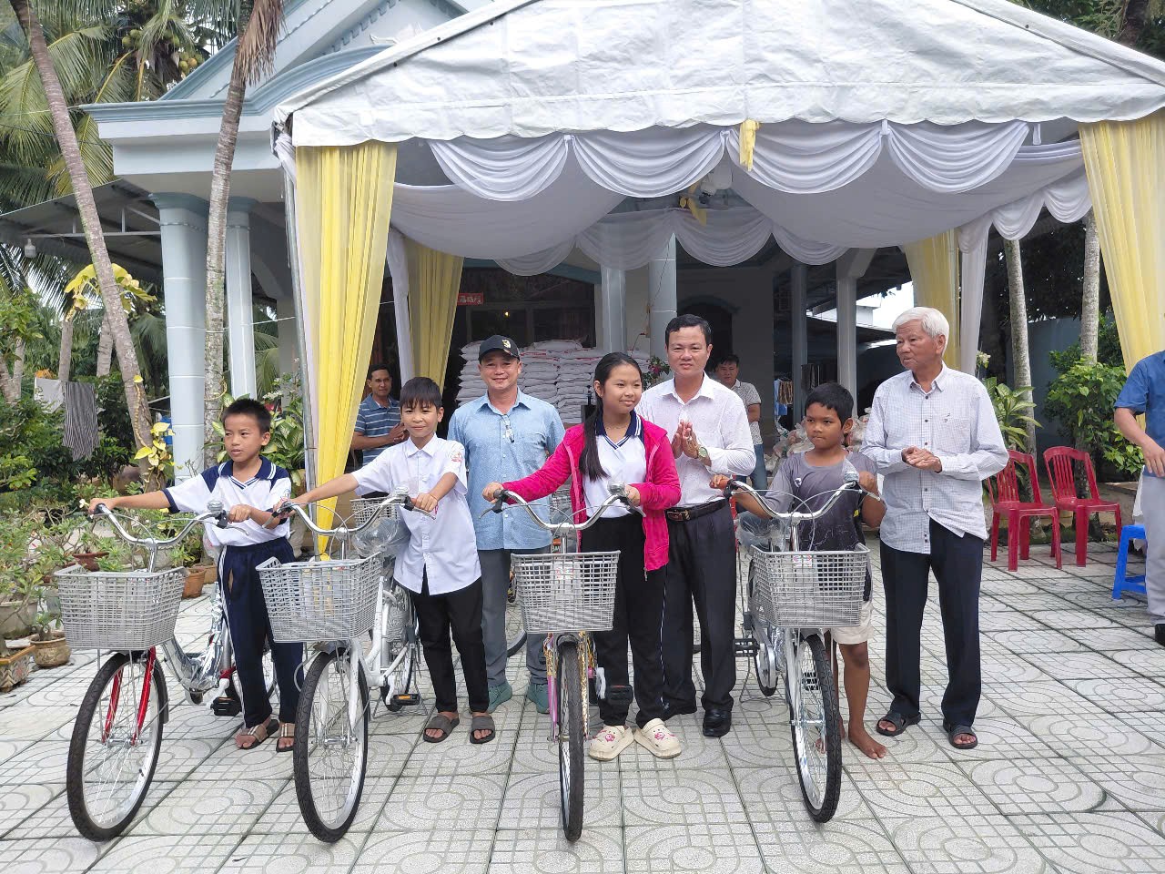 TRAO QUÀ HỖ TRỢ HỘ KHÓ KHĂN VÀ HỌC SINH CÓ HOÀN CẢNH KHÓ KHĂN TẠI ẤP PHƯƠNG THẠNH