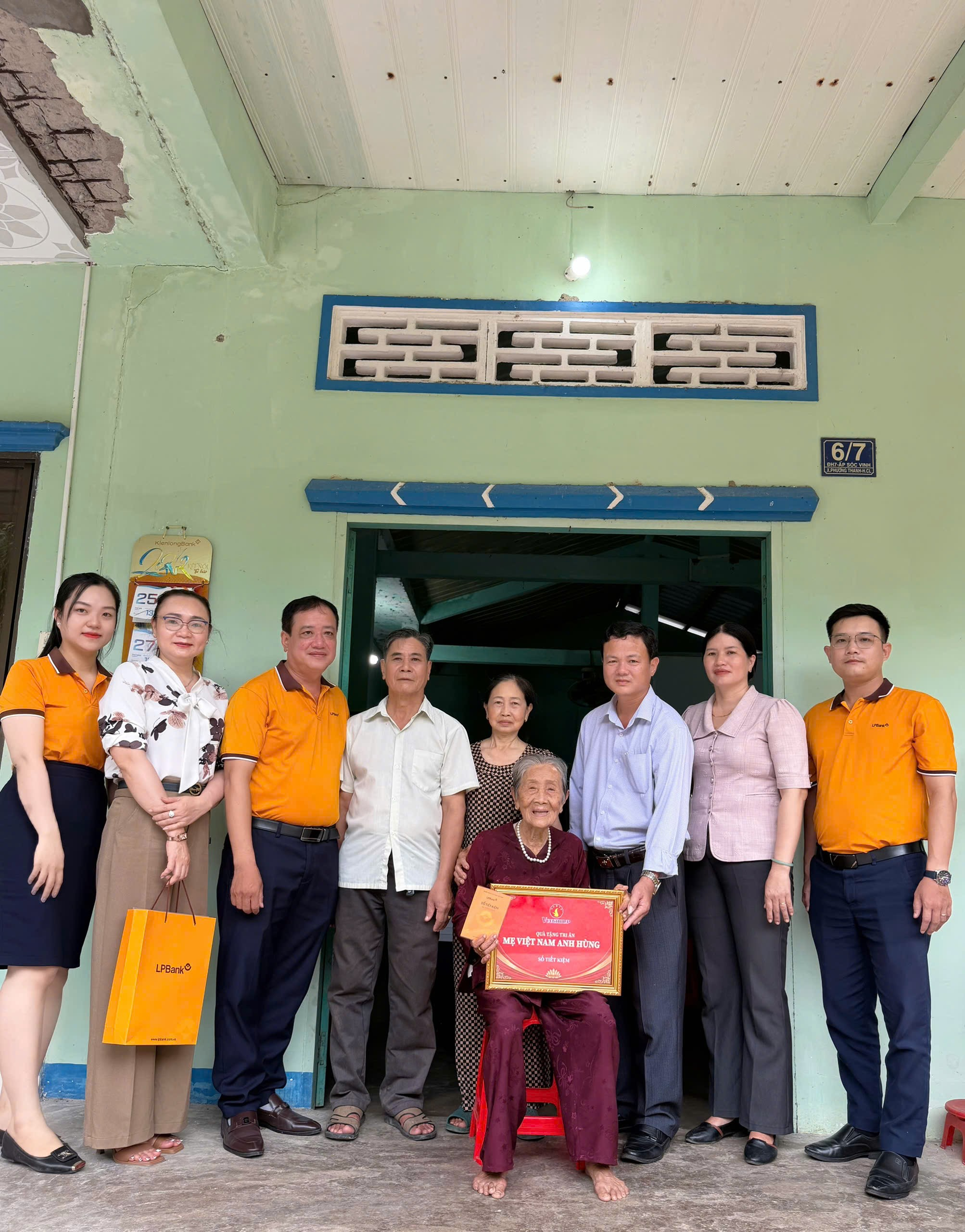 LPBank trao sổ tiết kiệm trị giá 700 triệu đồng tặng Mẹ Việt Nam anh hùng Trần Thị Chánh