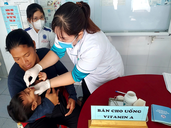 HƠN 600 TRẺ EM XÃ BÌNH PHÚ ĐƯỢC BỔ SUNG VITAMIN A TRONG NGÀY ĐẦU CHIẾN DỊCH